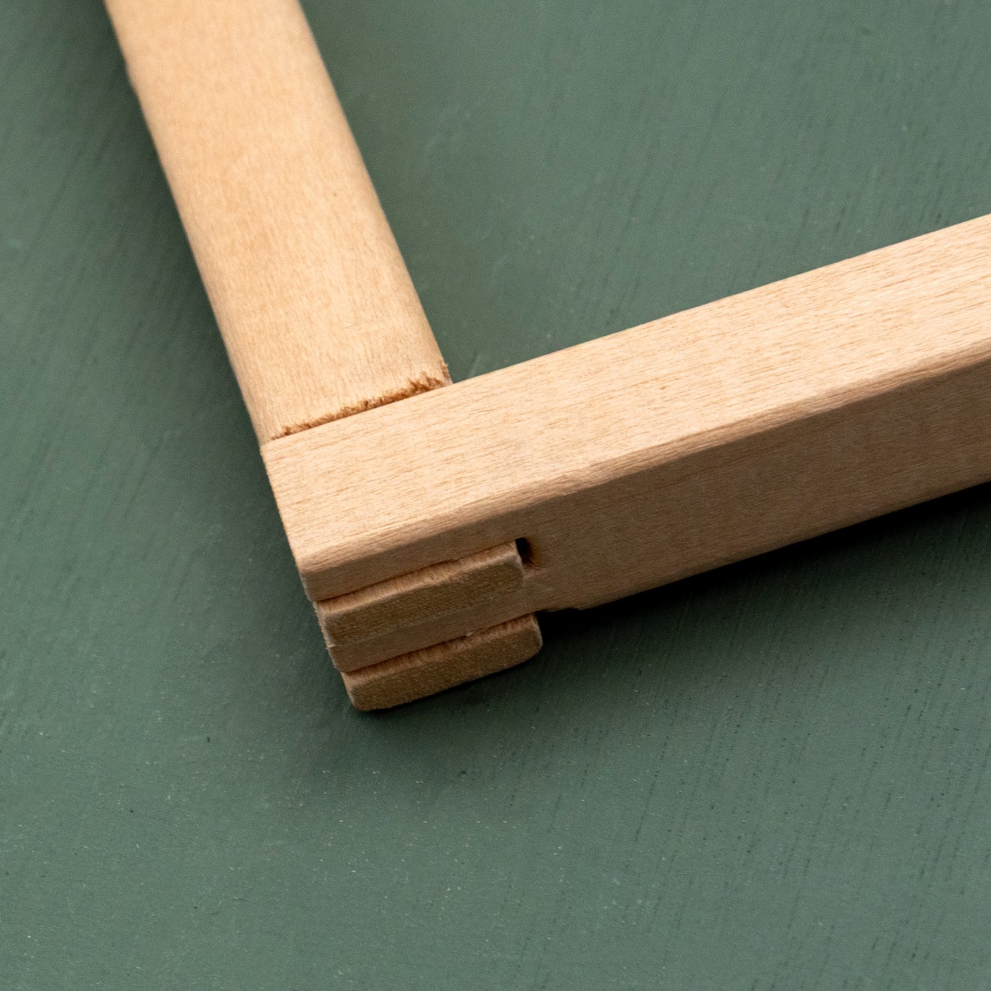 Close up of a corner showing how the two interlocking bars fit together.